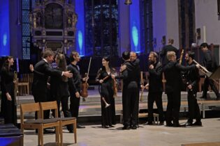 Bachwoche Ansbach / Ensemble Il Gusto Barocco, Ltg.Jörg Halubek

Kunst der Fuge, St. Johannis - Gesamtwerk Johann Sebastian Bach - einzelne Teile von unterschiedlichen Orten, unterschiedliche Besetzung und Instrumente, in der Kirche aus gespielt